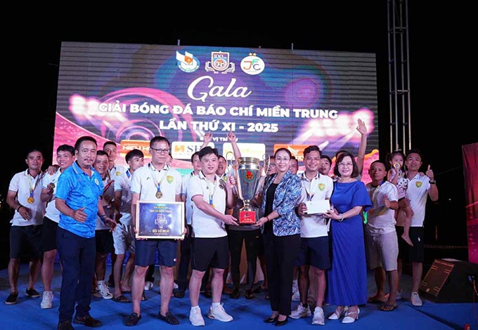 Đội FC Báo chí Nghệ An bảo vệ thành công chức vô địch