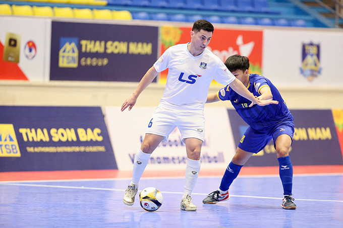 Thái Sơn Bắc (trắng sẽ thắng dễ Tân Hiệp Hưng? Ảnh: Đức Cường