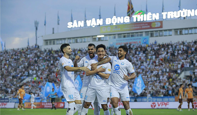 Nam Định sẽ phát vé miễn phí để tri ân NHM ở trận cuối gặp Hà Tĩnh - Ảnh: Đức Cường