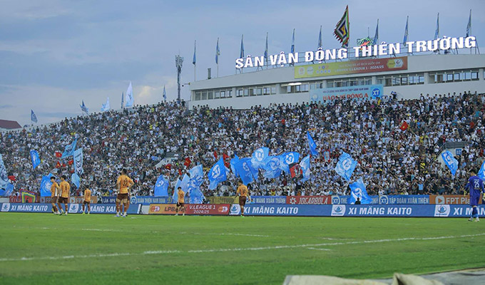 Sân Thiên Trường sẽ được phủ kín trong ngày Nam Định lần thứ 2 vô địch V.League - Ảnh: Đức Cường